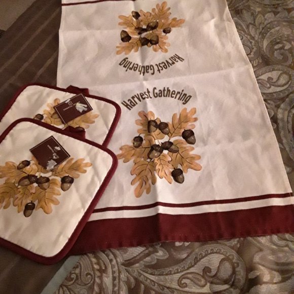Lot of Two New Thanksgiving Table Runners with Matching Potholders - Picture 4 of 6
